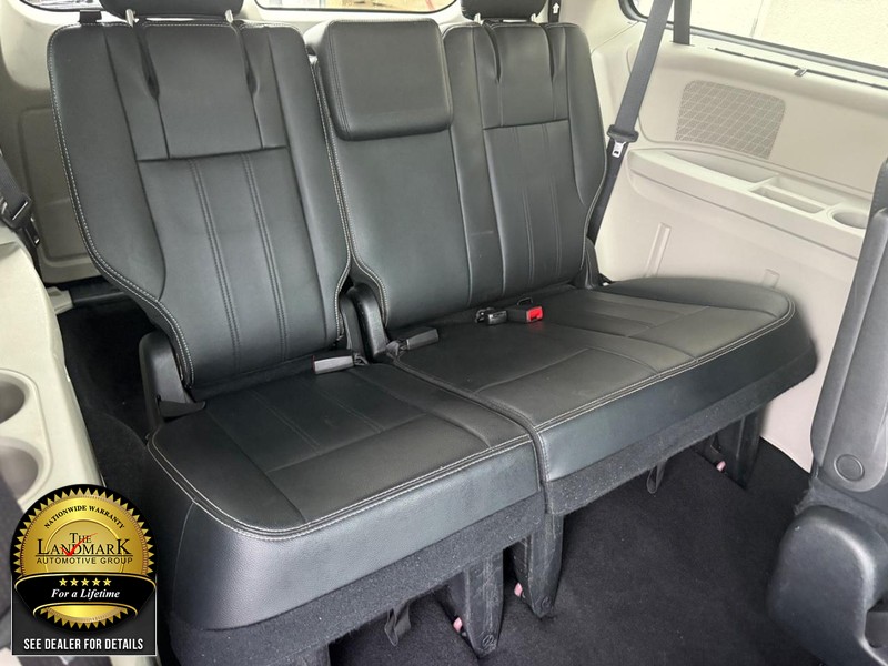 2016 Chrysler Town & Country Touring photo 10