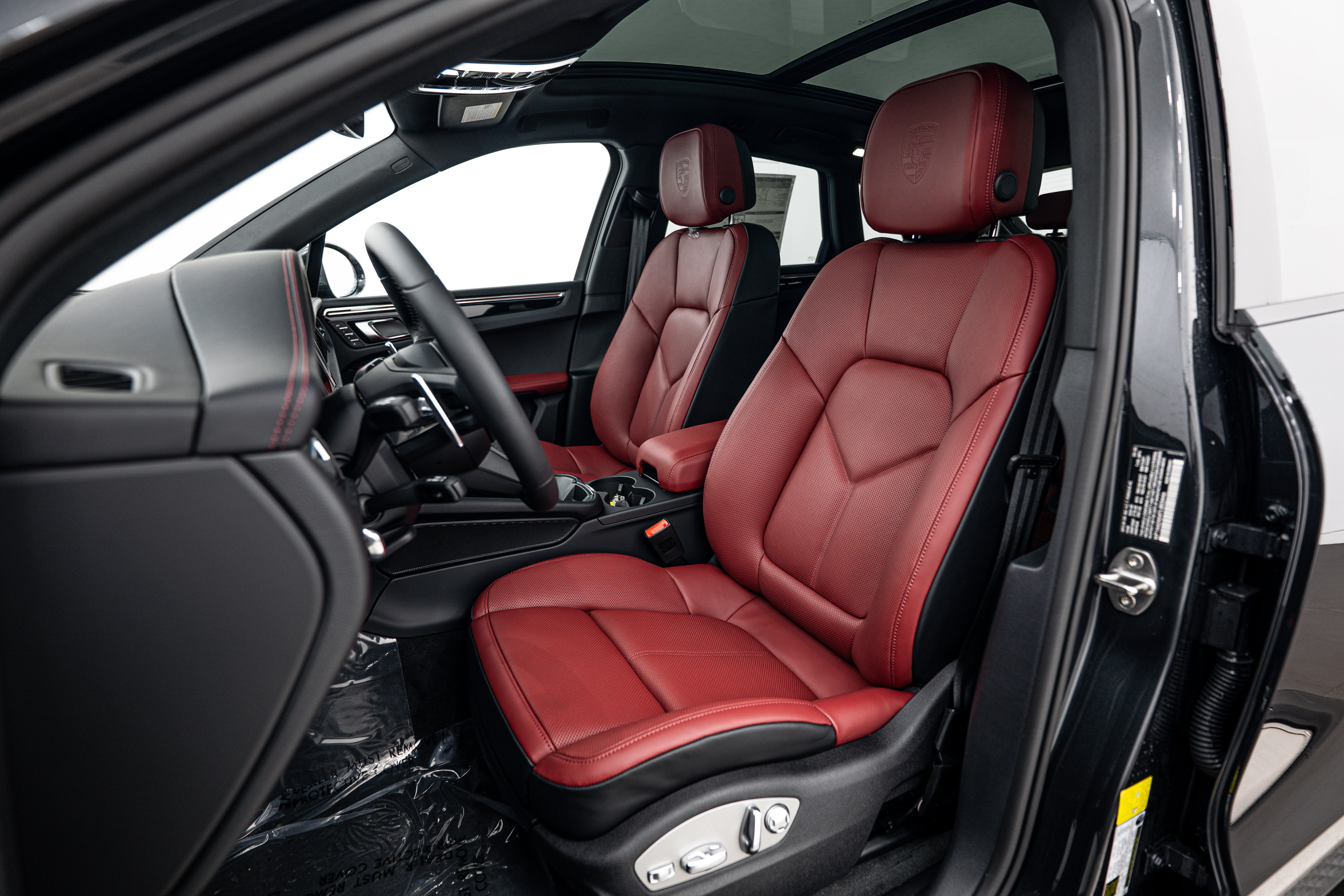 2026 Porsche Macan Base photo 2