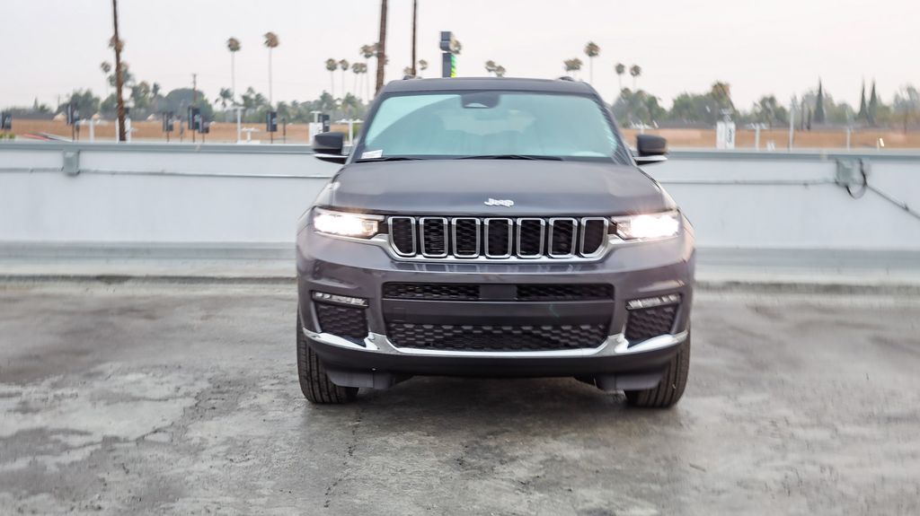 2025 Jeep Grand Cherokee Limited photo 3