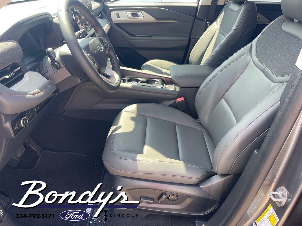 2025 Ford Explorer photo 4