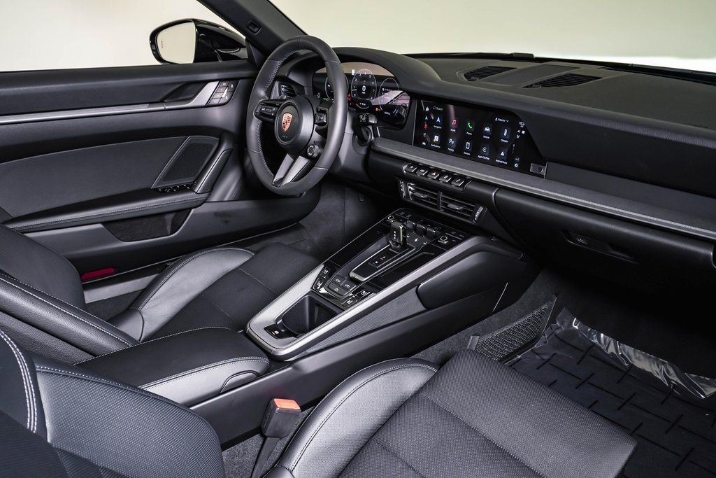 2025 Porsche 911 photo 16