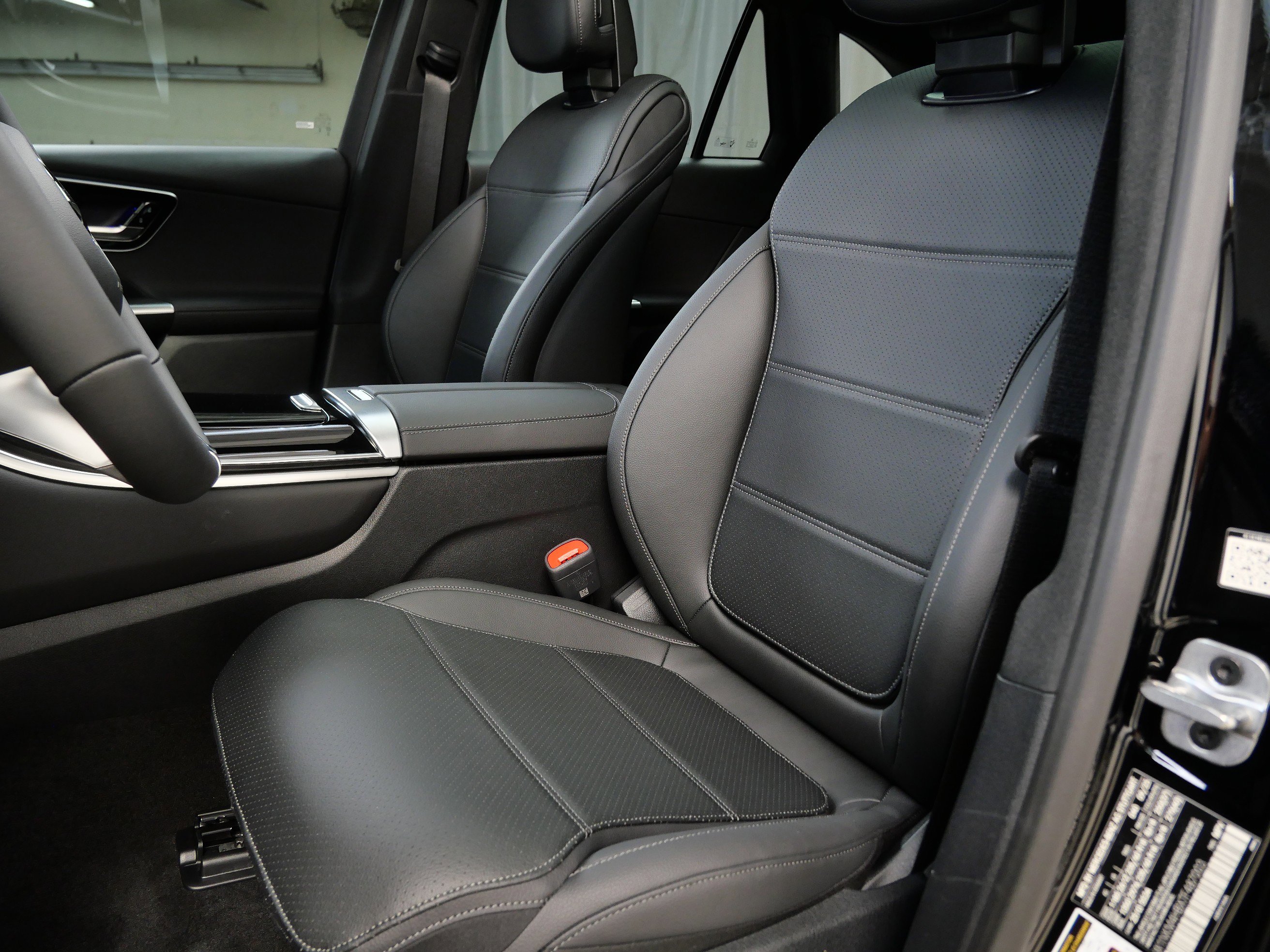 2026 Mercedes Benz GLC 300 4MATIC photo 2