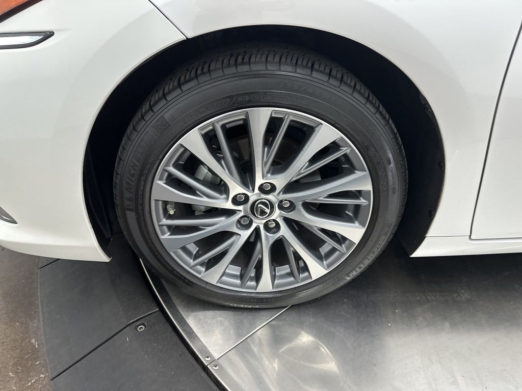 2021 Lexus ES 300h photo 28