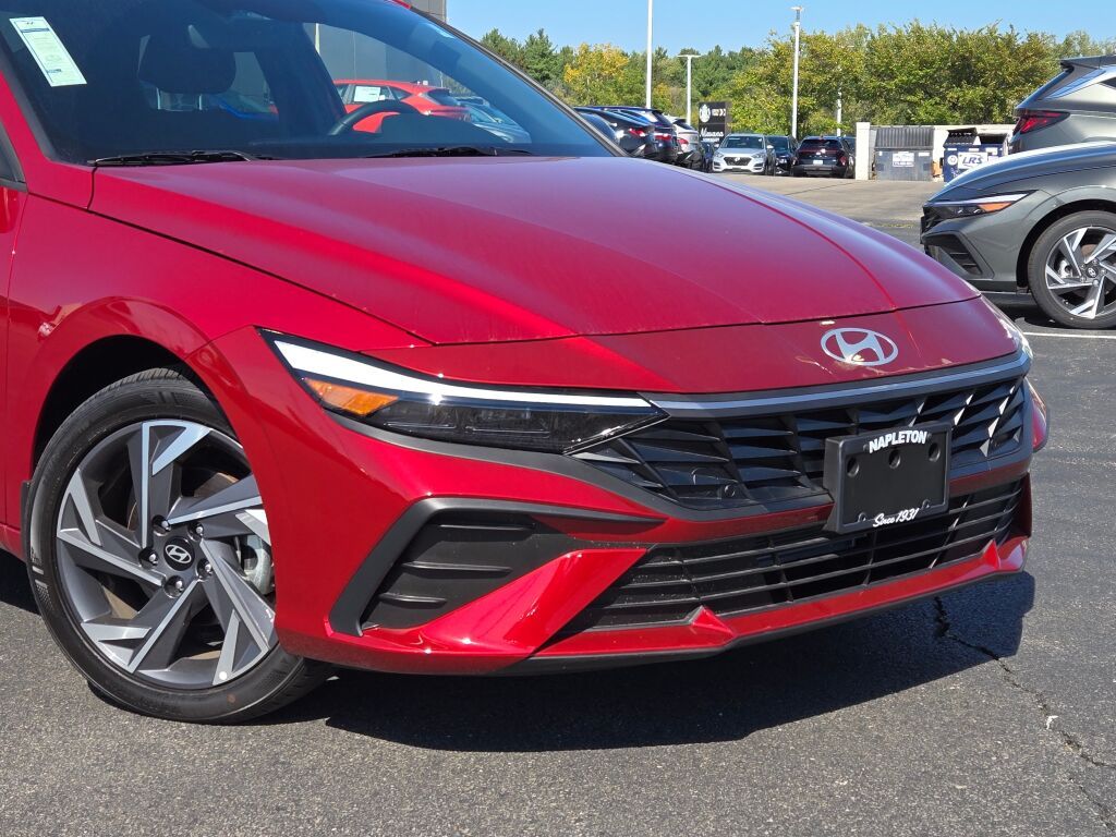 2025 Hyundai Elantra SEL Sport photo 2