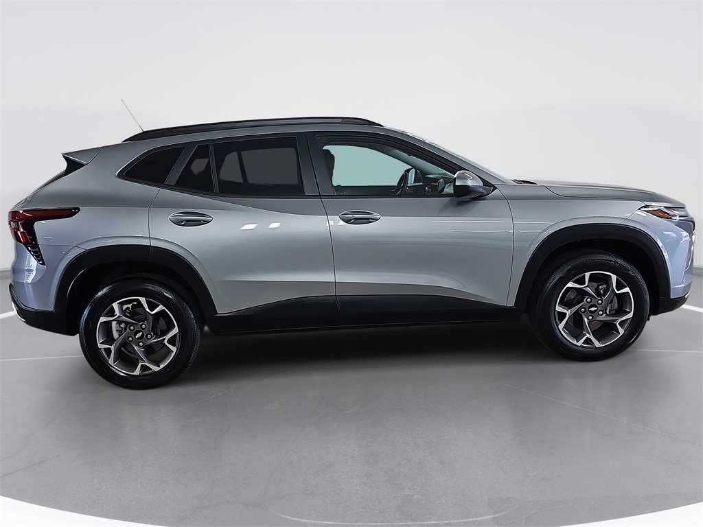 2024 Chevrolet Trax LT photo 2