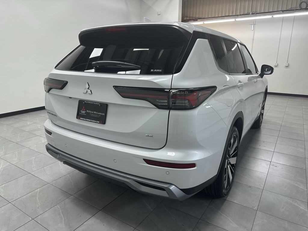 2025 Mitsubishi Outlander SE photo 3