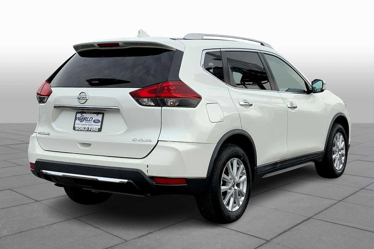 2018 Nissan Rogue SV photo 11