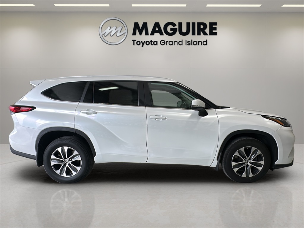 2023 Toyota Highlander L photo 2