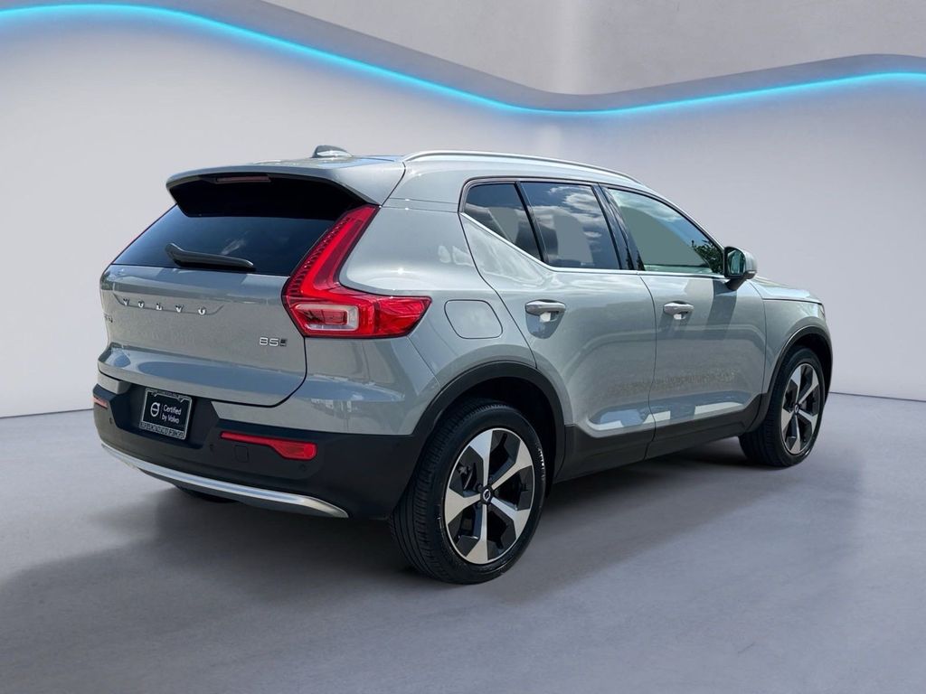 2024 Volvo XC40 Plus photo 2