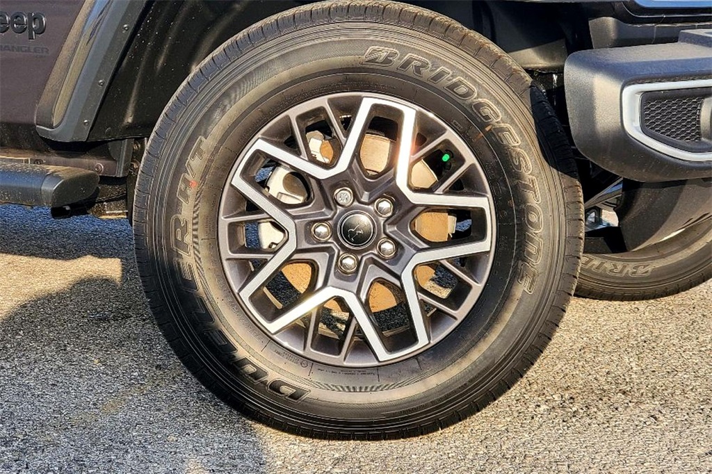 2025 Jeep Wrangler Sahara photo 2