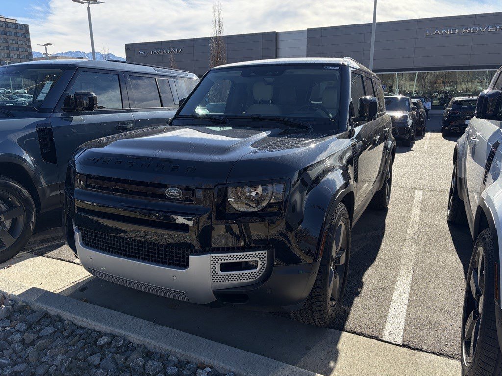 2025 Land Rover Defender S's photo