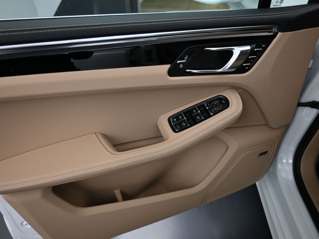 2026 Porsche Macan S photo 17