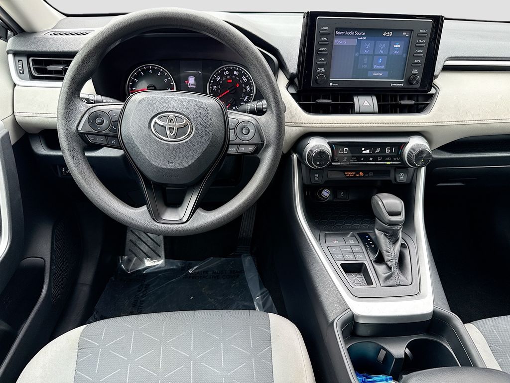 2020 Toyota RAV4 XLE photo 16