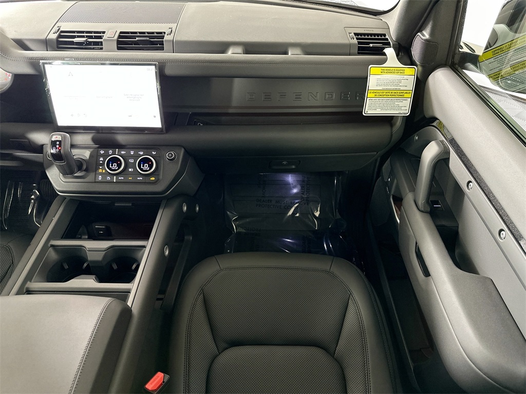 2025 Land Rover Defender 90 X-Dynamic SE photo 25