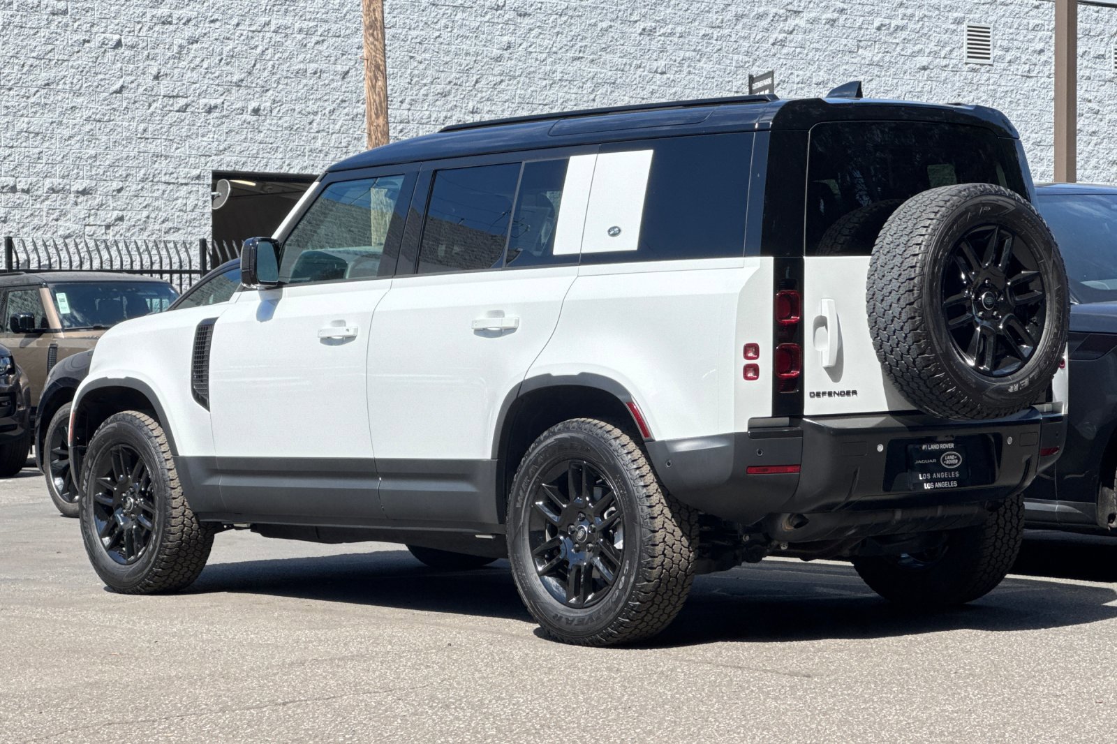 2024 Land Rover Defender S photo 3