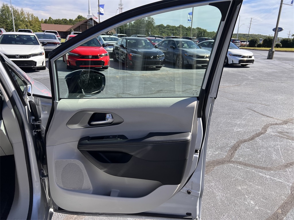 2024 Chrysler Pacifica Touring L photo 21