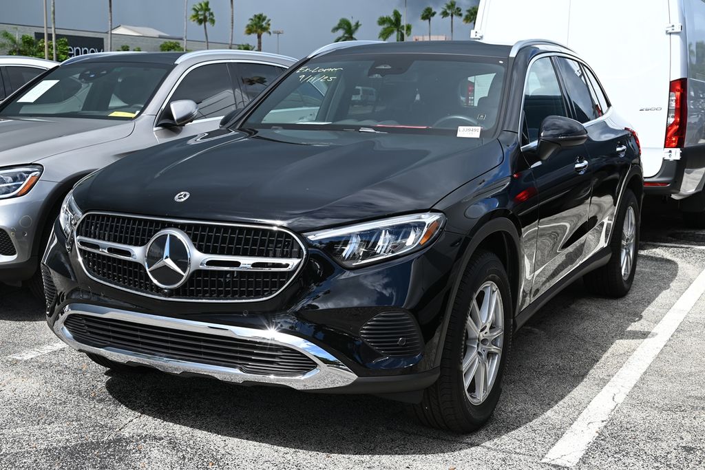 2025 Mercedes Benz GLC 300 photo 2