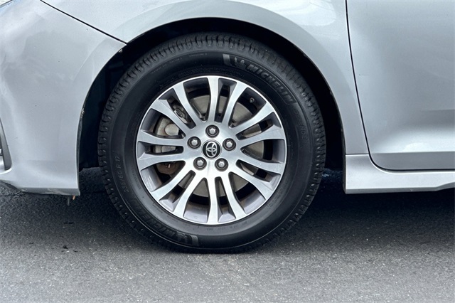 2018 Toyota Sienna XLE photo 27