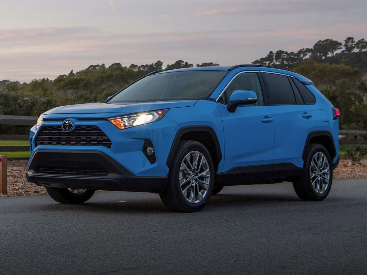 2020 Toyota RAV4 LE's photo
