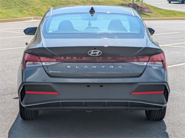 2024 Hyundai Elantra SEL photo 4