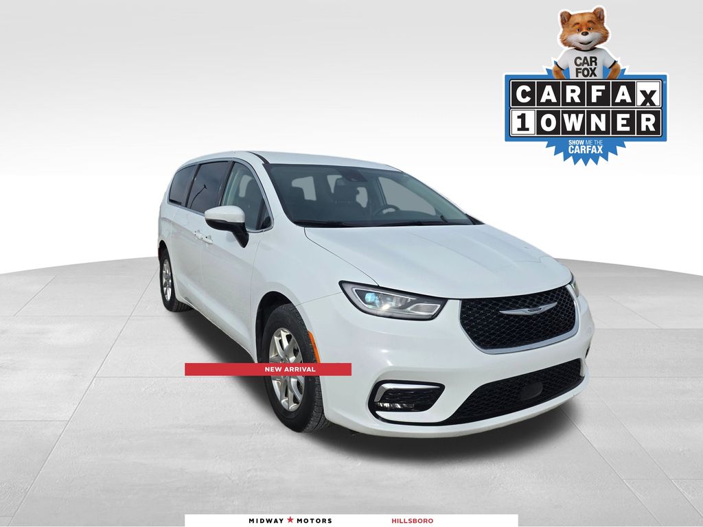 2023 Chrysler Pacifica Touring L's photo