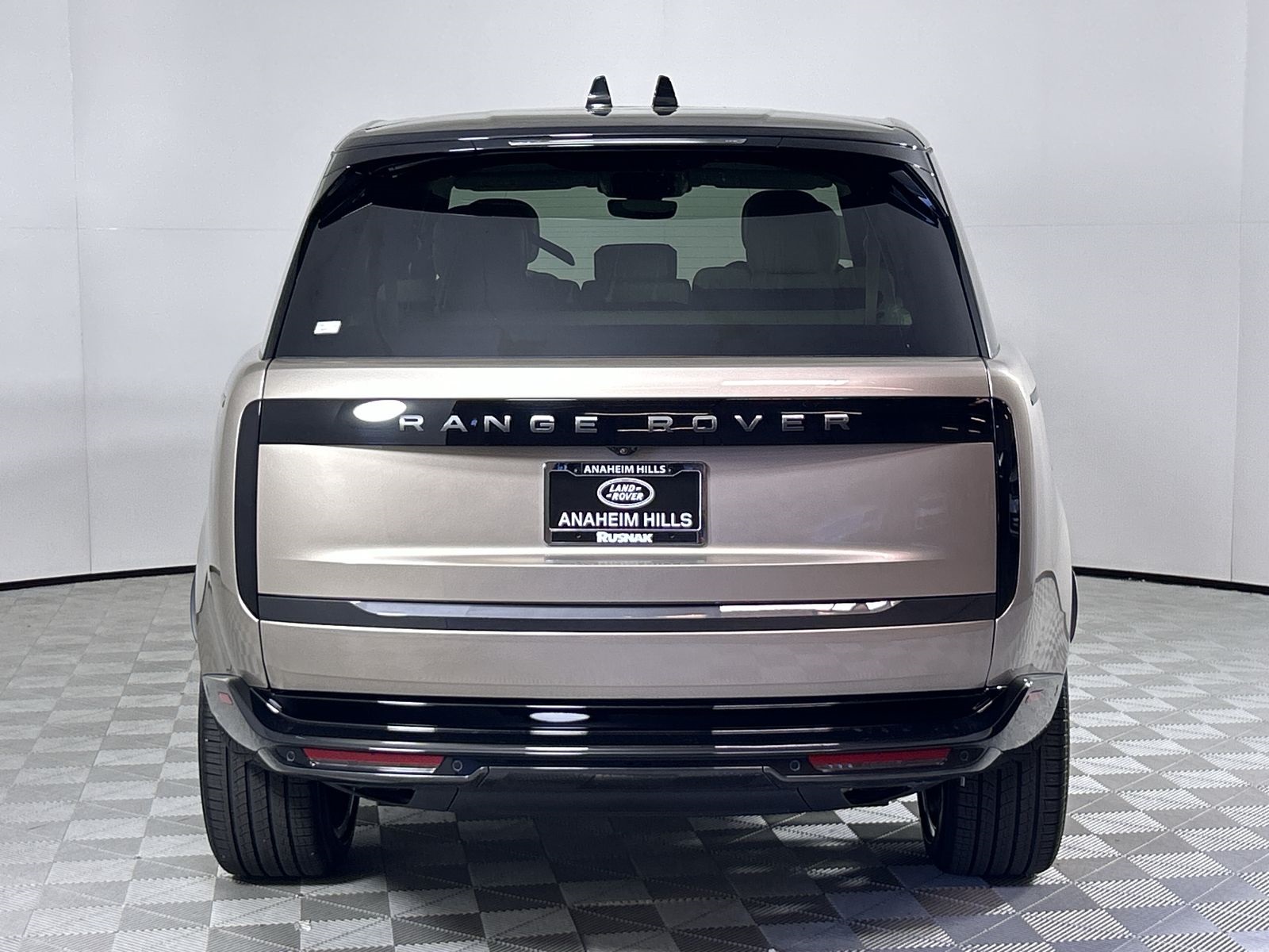 2025 Land Rover Range Rover SE photo 4