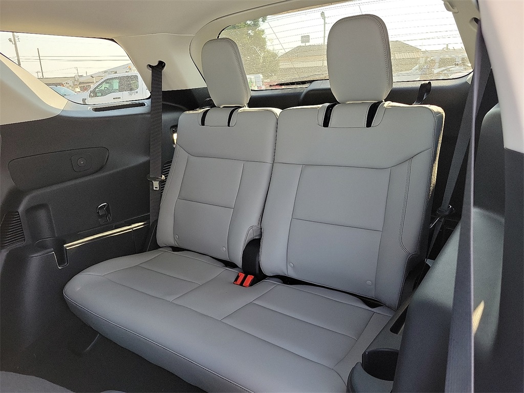 2025 Ford Explorer photo 8