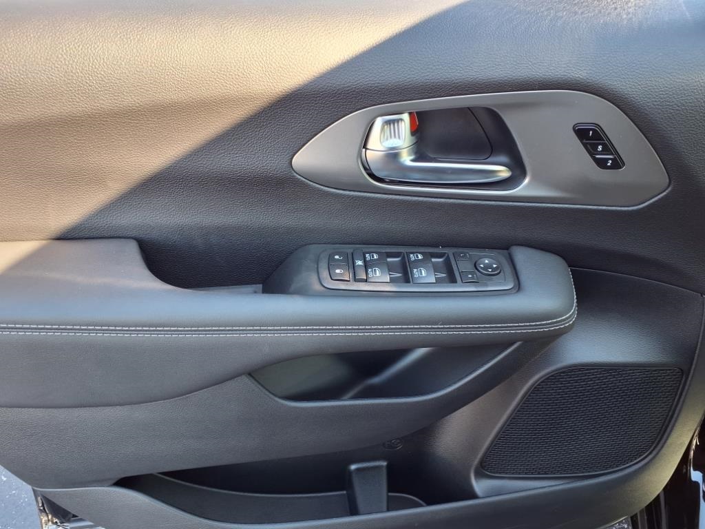 2026 Chrysler Pacifica photo 6