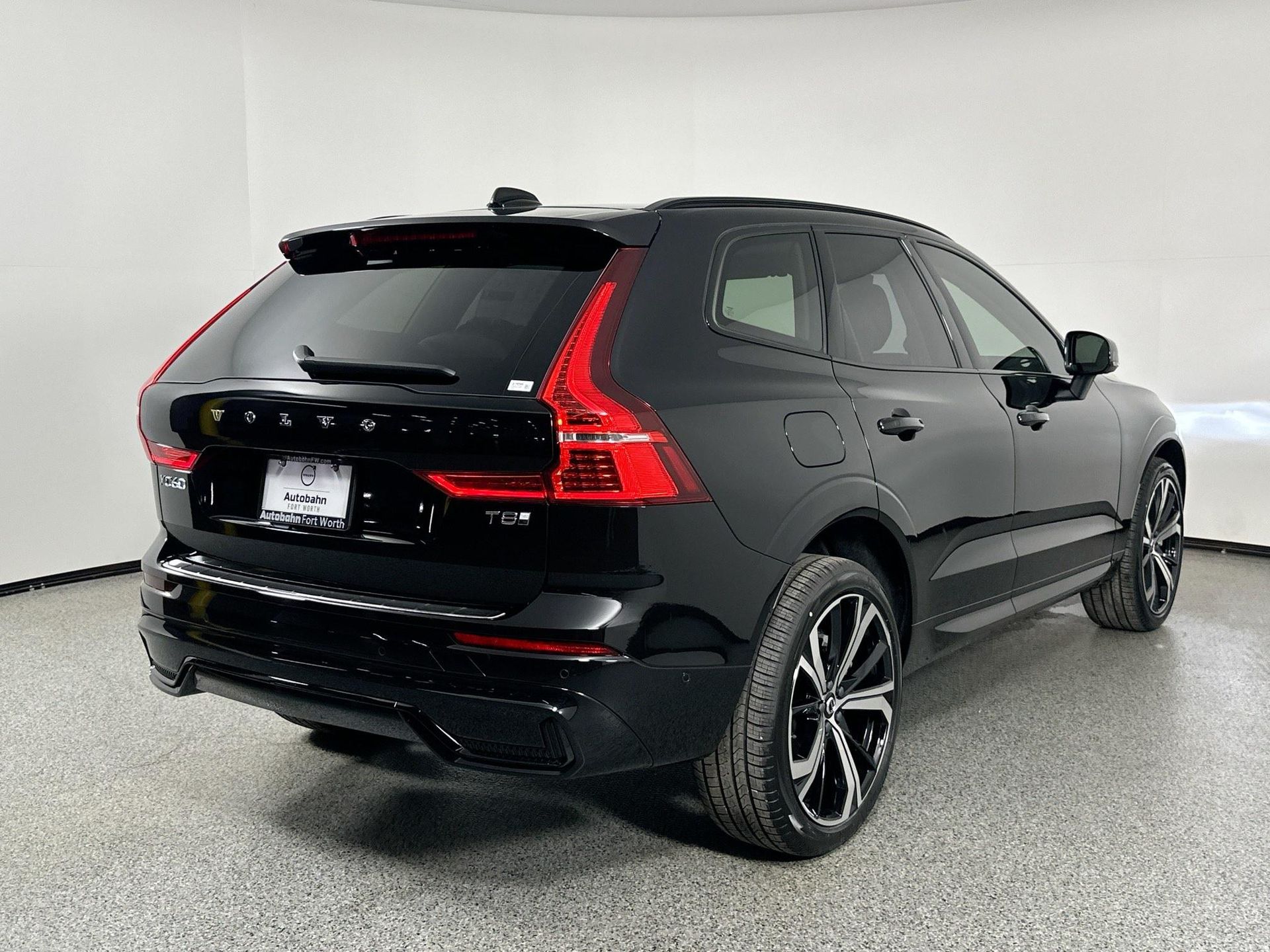 2025 Volvo XC60 T8 photo 3