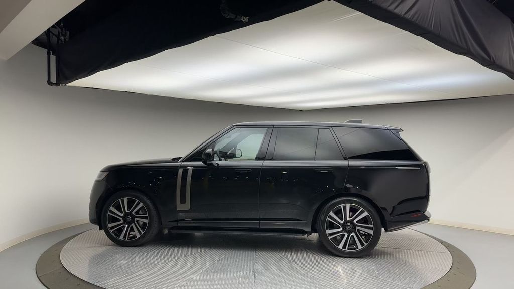 2023 Land Rover Range Rover SE photo 3