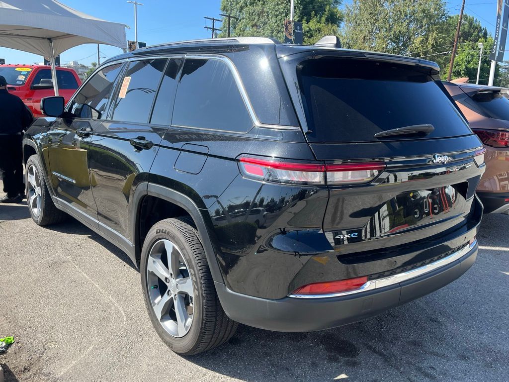 2023 Jeep Cherokee Base photo 3