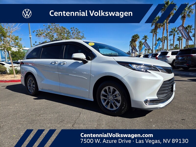 2022 Toyota Sienna XLE's photo