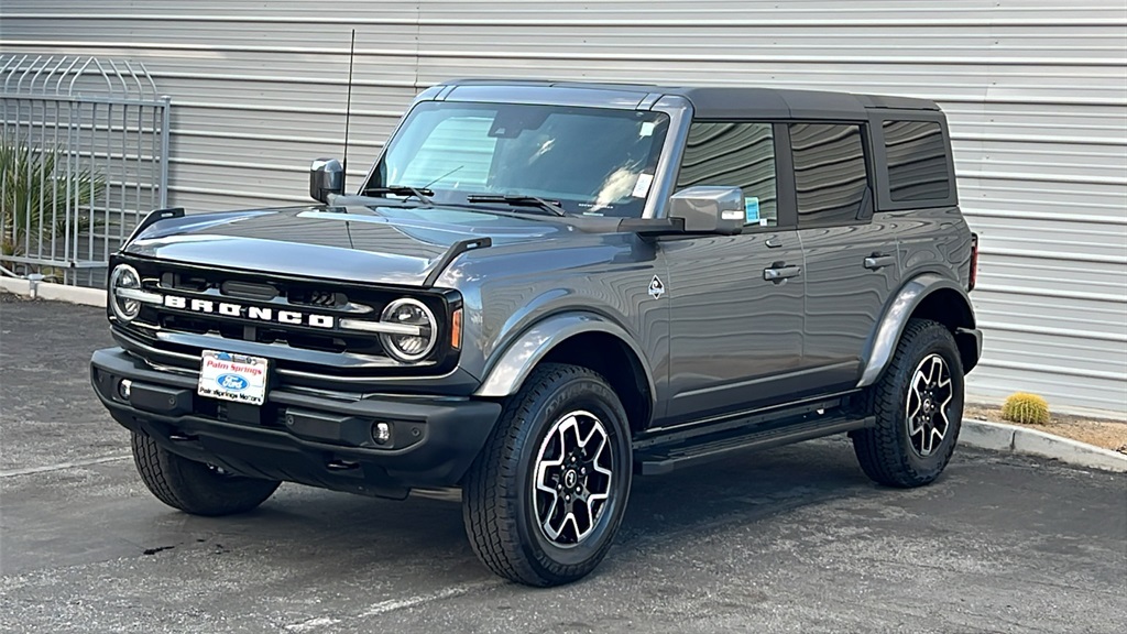 2022 Ford Bronco Outer Banks photo 2