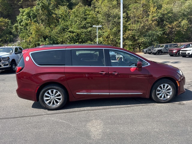 2017 Chrysler Pacifica Touring L photo 2