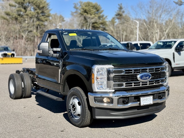 2025 Ford F-350 Super Duty Chassis Cab XL's photo