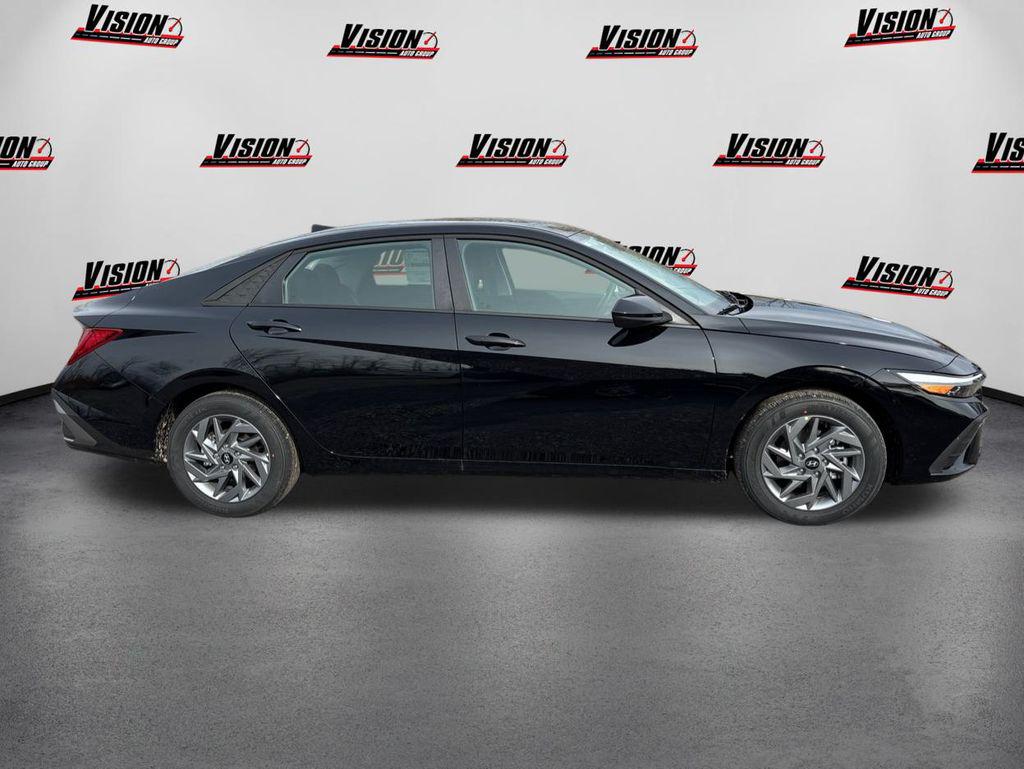 2026 Hyundai Elantra Blue SEL Sport photo 4