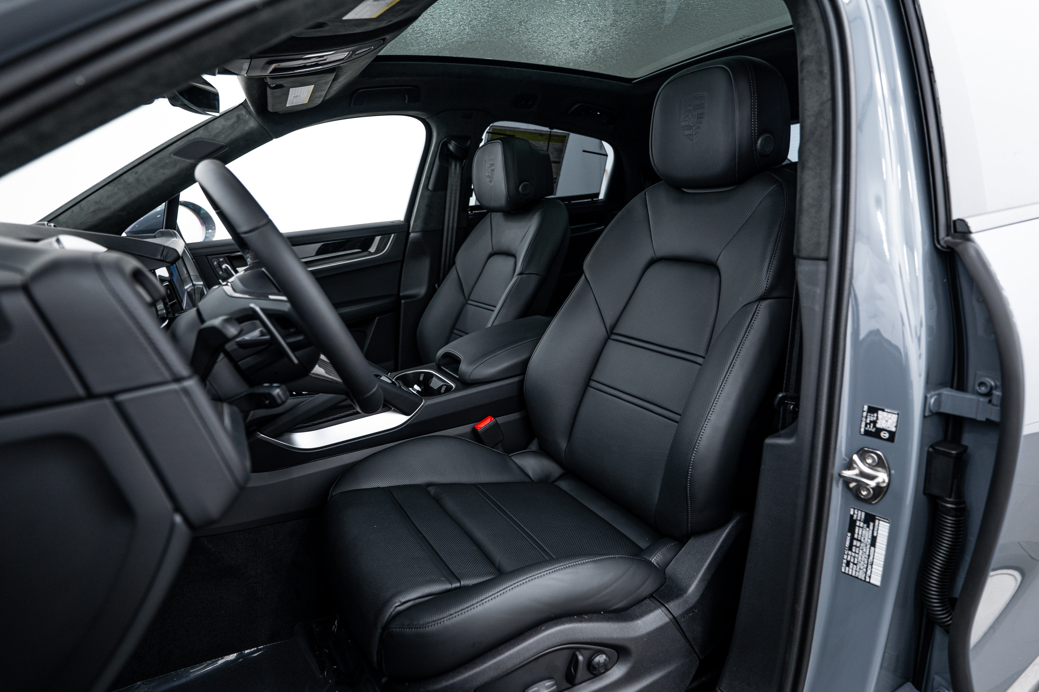 2026 Porsche Cayenne Turbo E-Hybrid Coupe photo 2