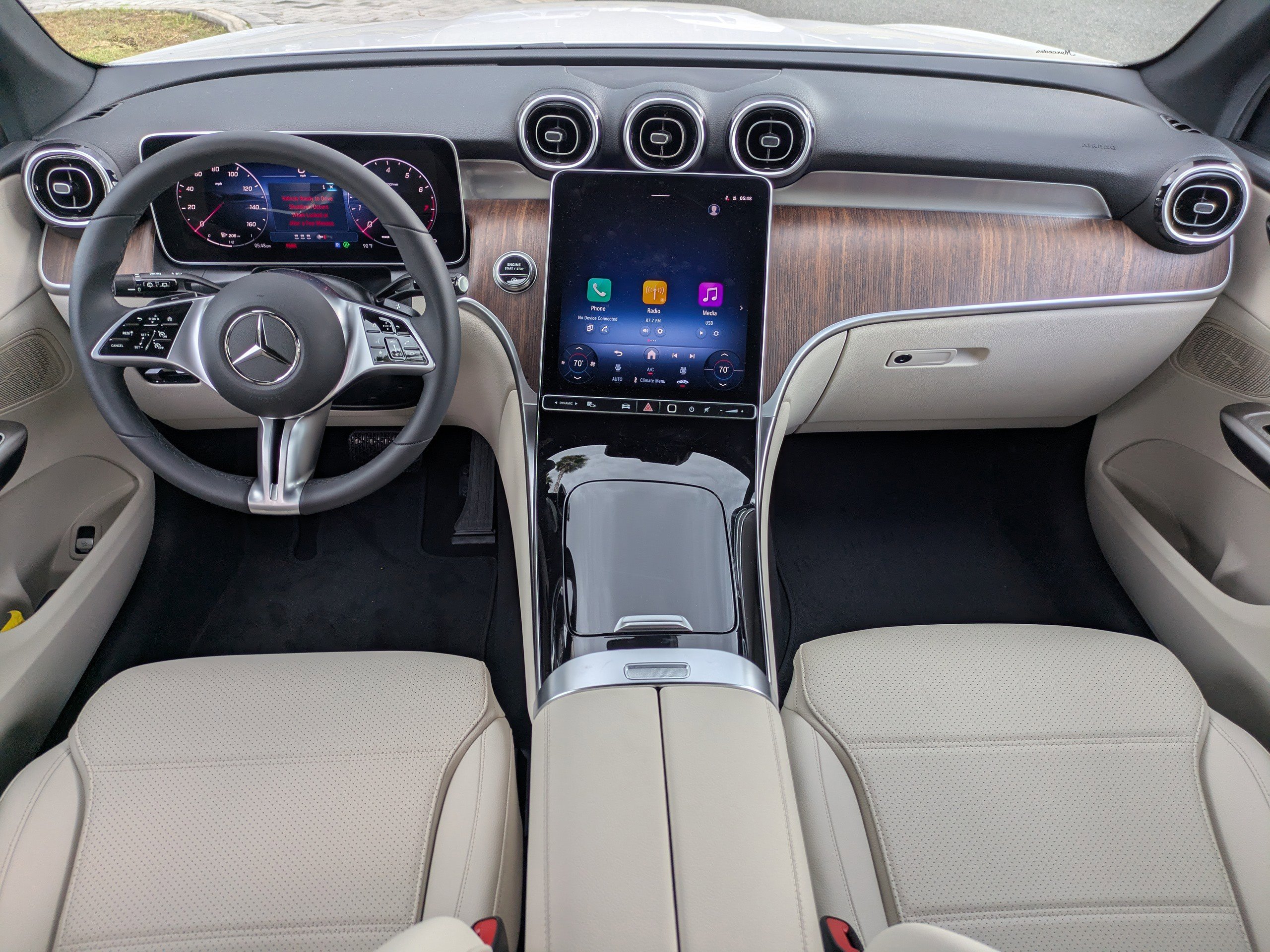 2025 Mercedes Benz GLC 300 photo 2