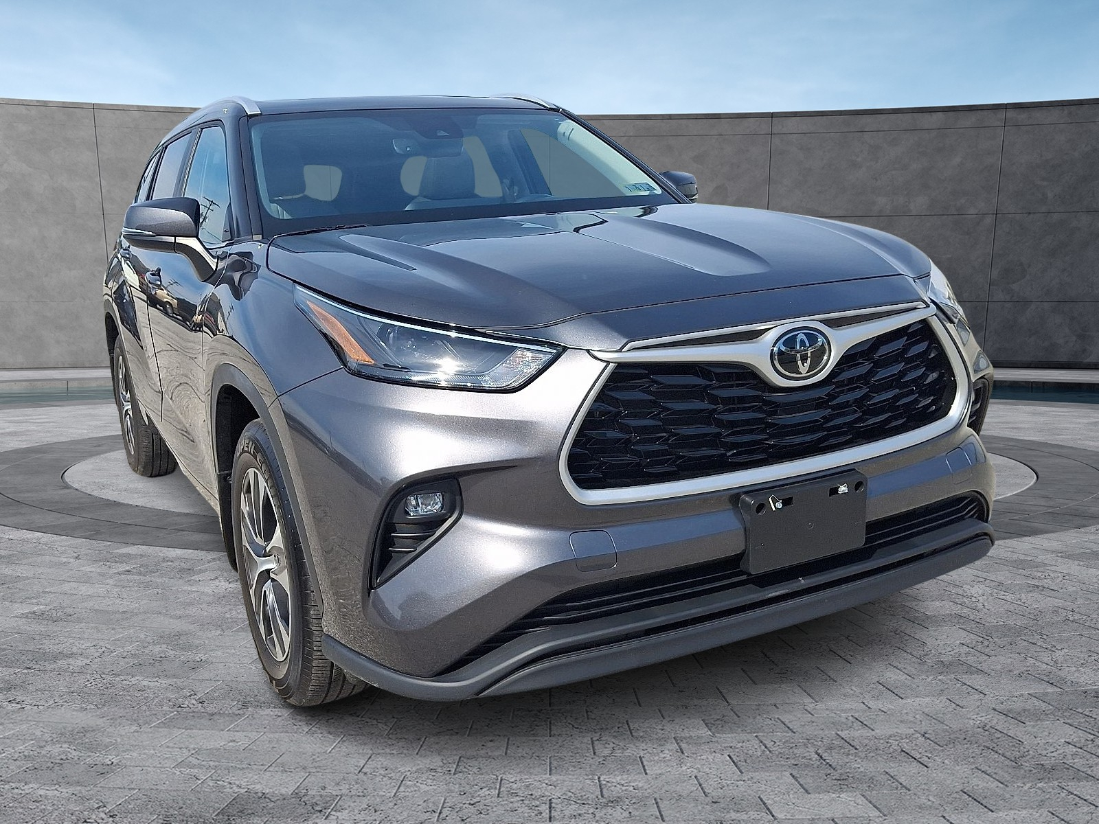 2023 Toyota Highlander XLE photo 2