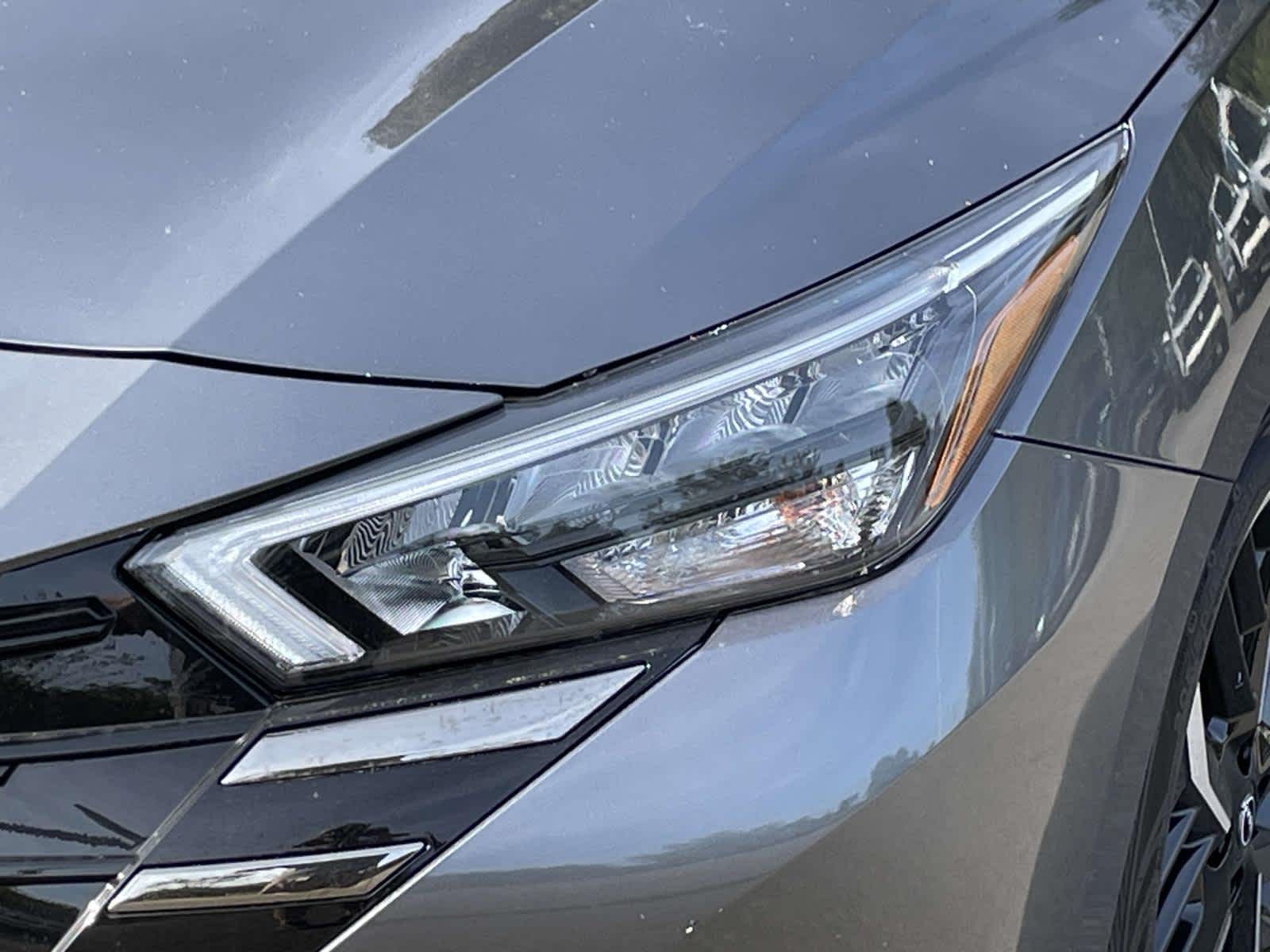 2025 Nissan Versa SR photo 9
