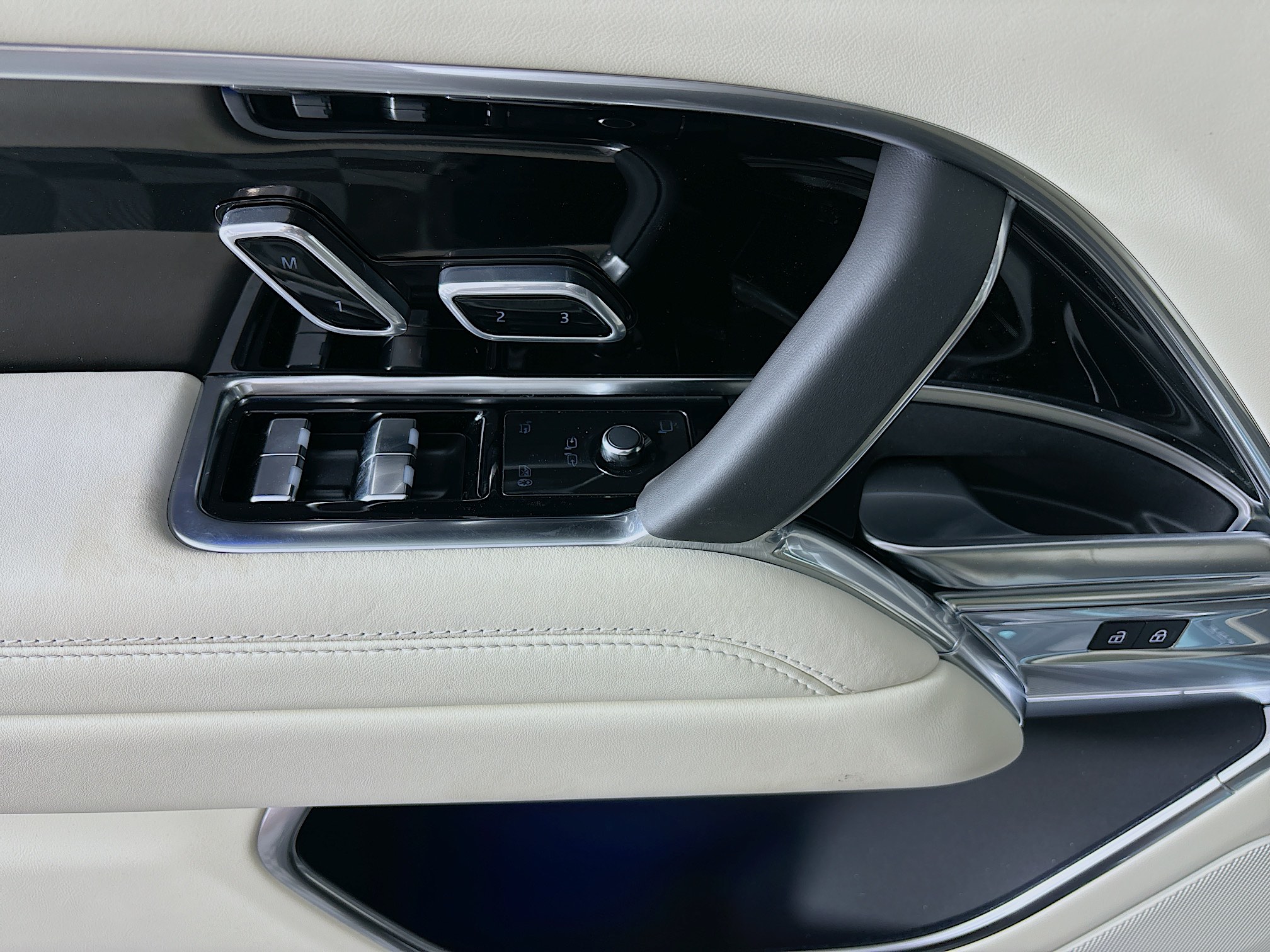 2025 Land Rover Range Rover SE photo 19