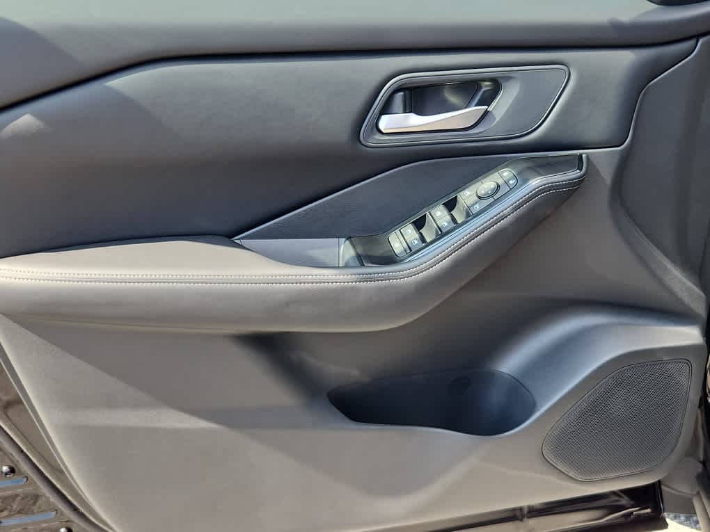 2026 Nissan Rogue SV photo 9