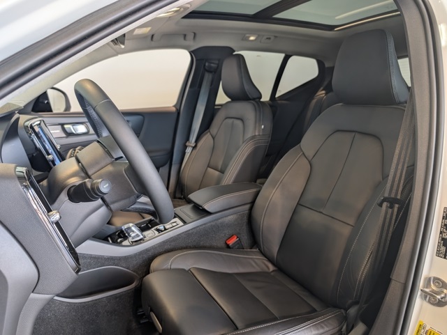 2023 Volvo XC40 Plus photo 13
