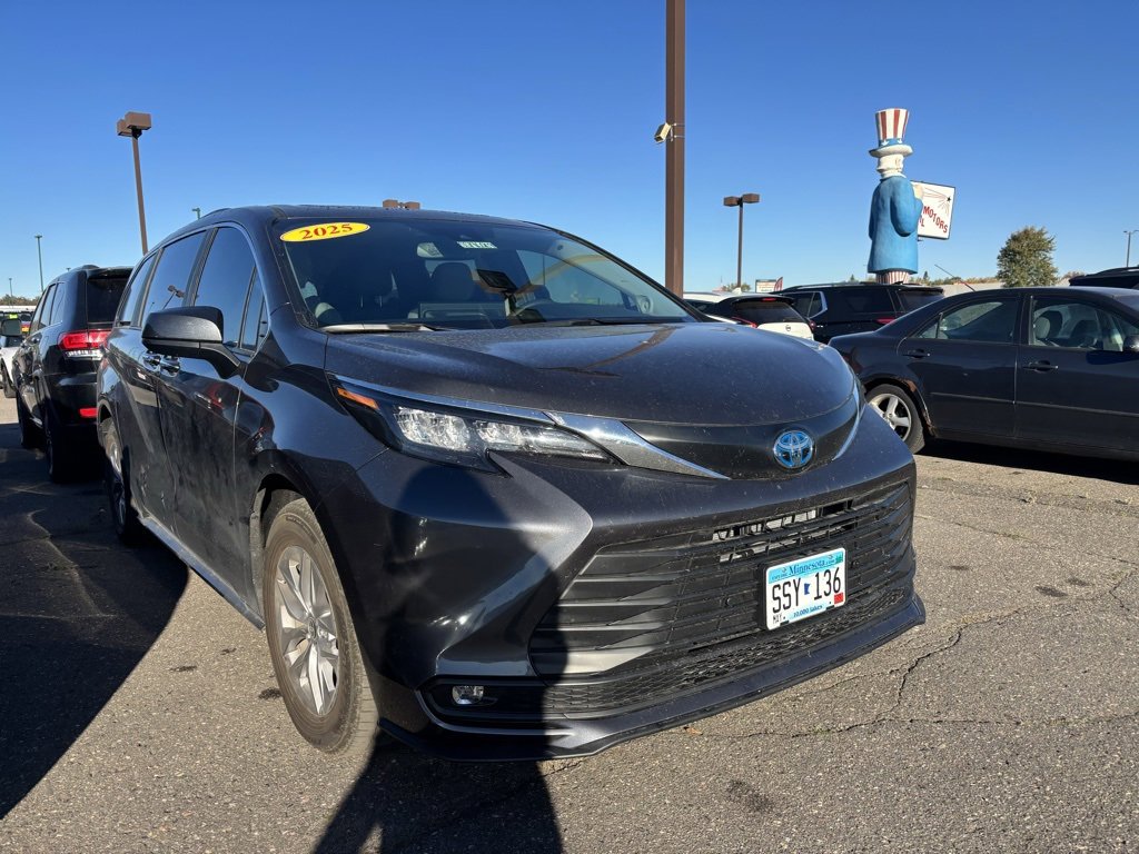 2025 Toyota Sienna XLE photo 2