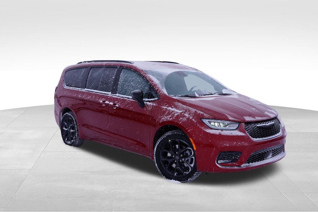 2026 Chrysler Pacifica Select's photo