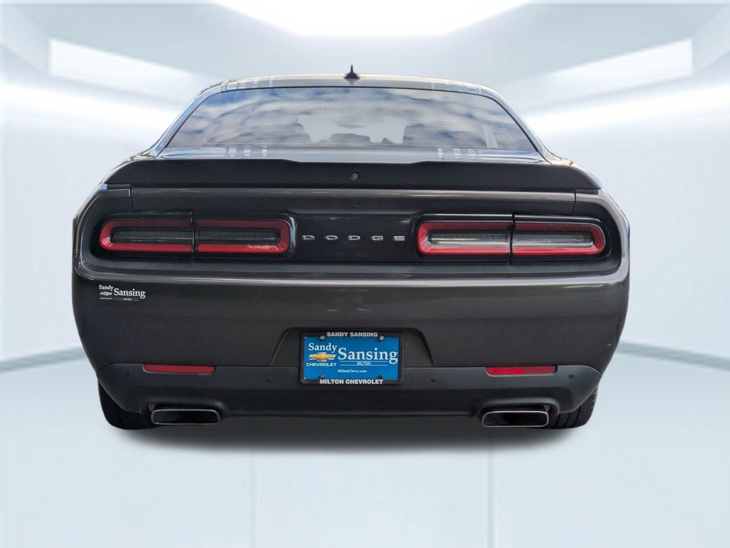 2016 Dodge Challenger SXT Plus photo 4