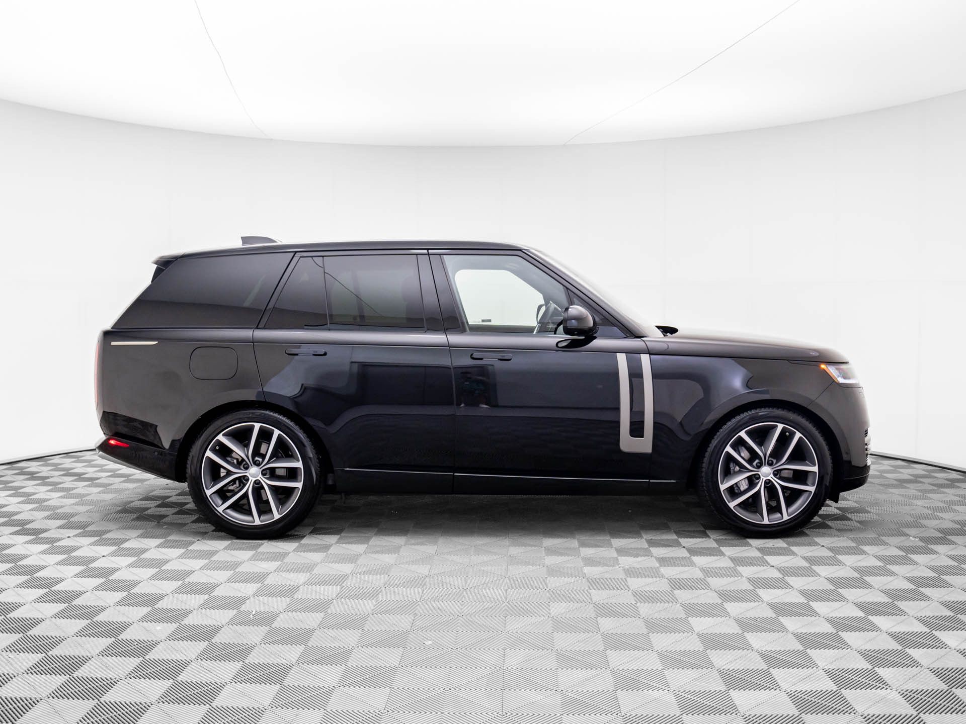 2025 Land Rover Range Rover SE photo 8