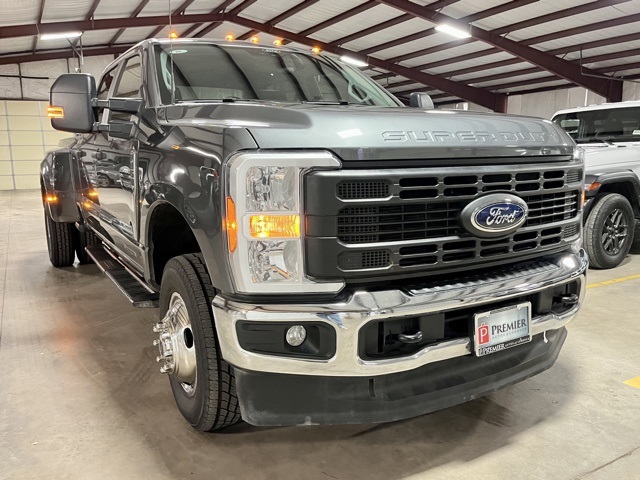 2025 Ford F-350 Super Duty XL's photo