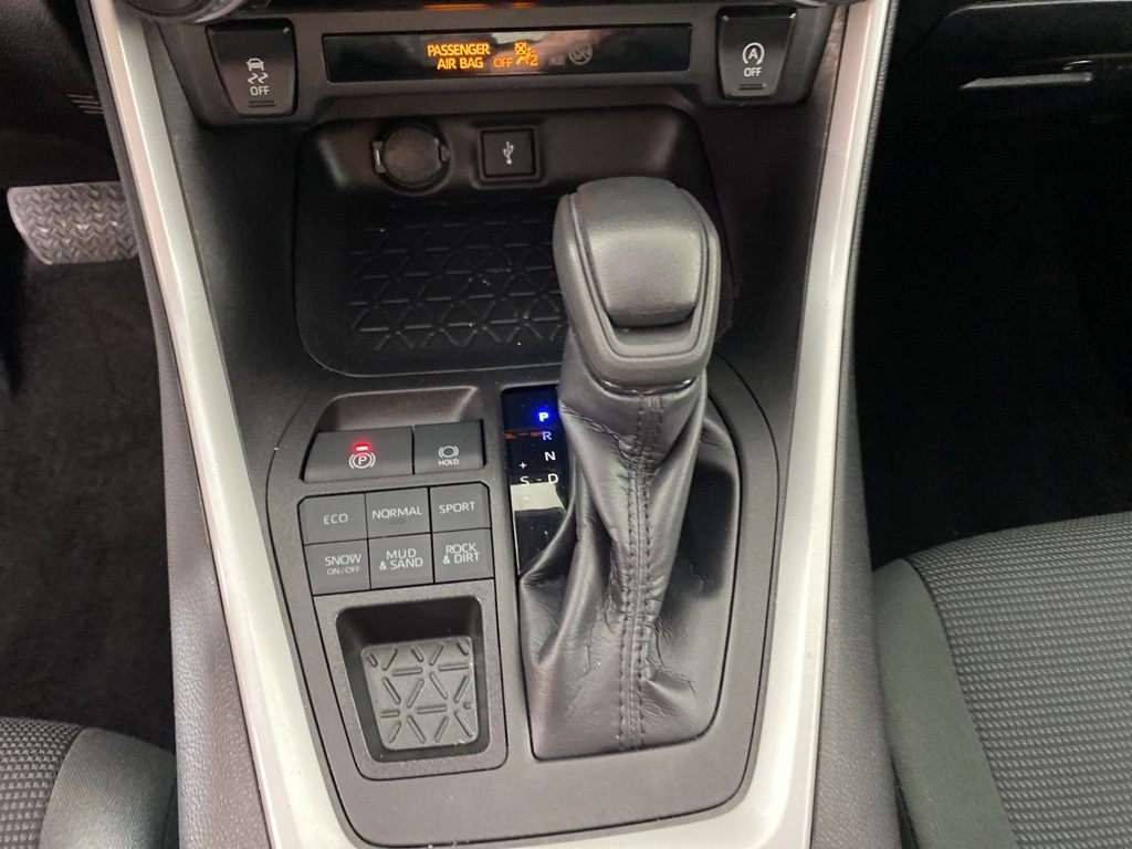 2022 Toyota RAV4 LE photo 6