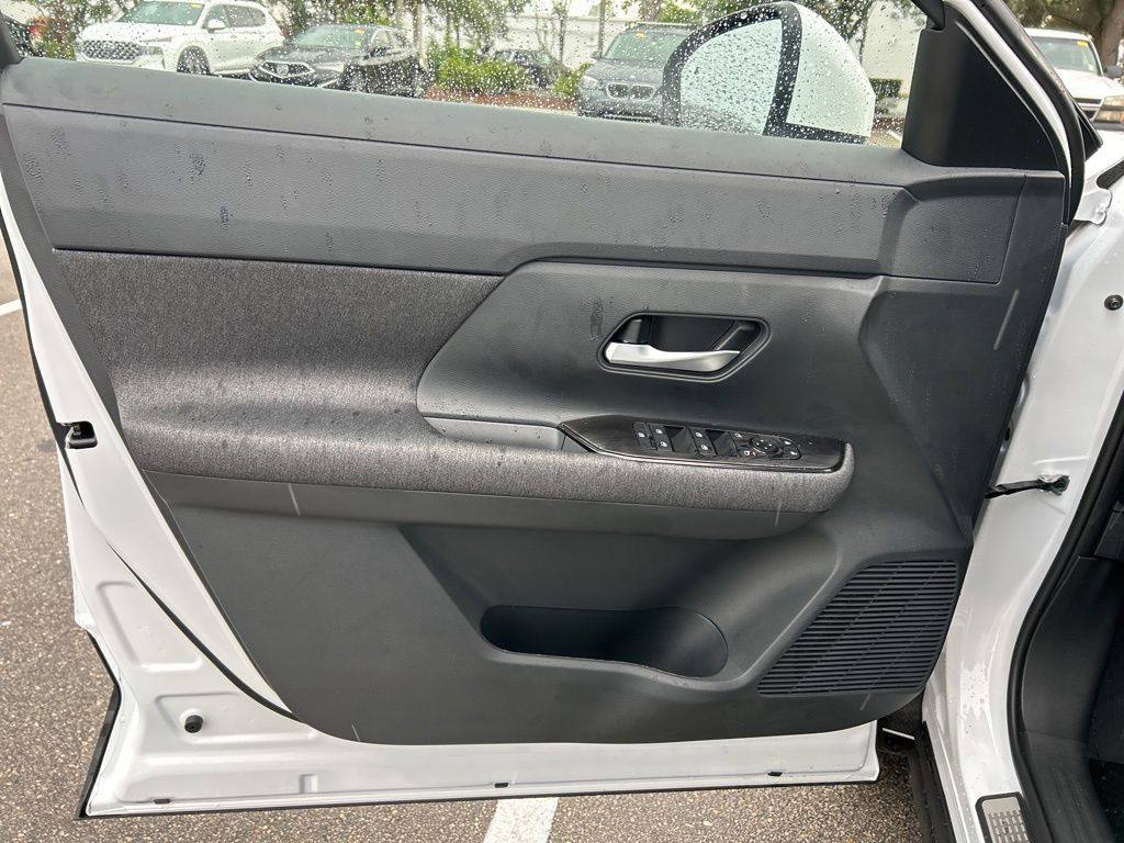 2025 Nissan Kicks SV photo 8